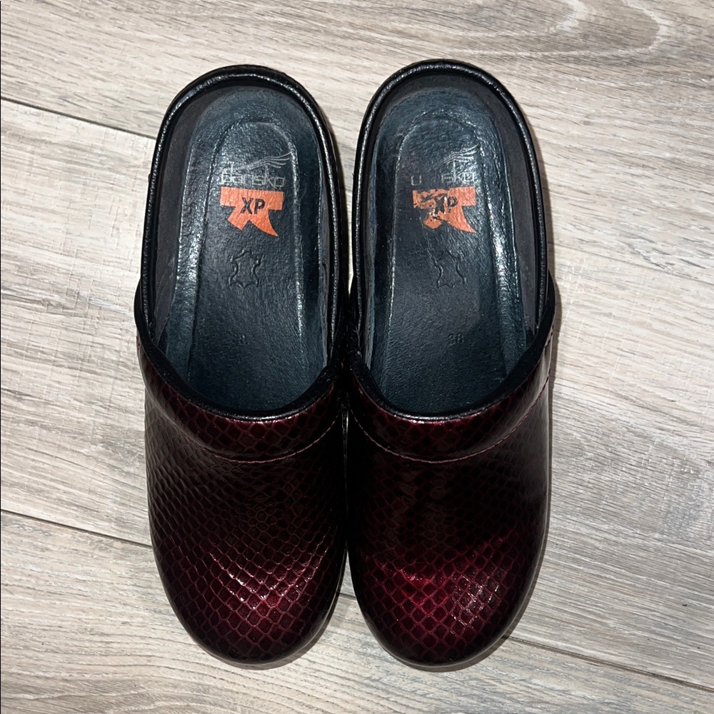 Dansko‎ Burgundy red glossy Snake skin  Slip-On Clogs